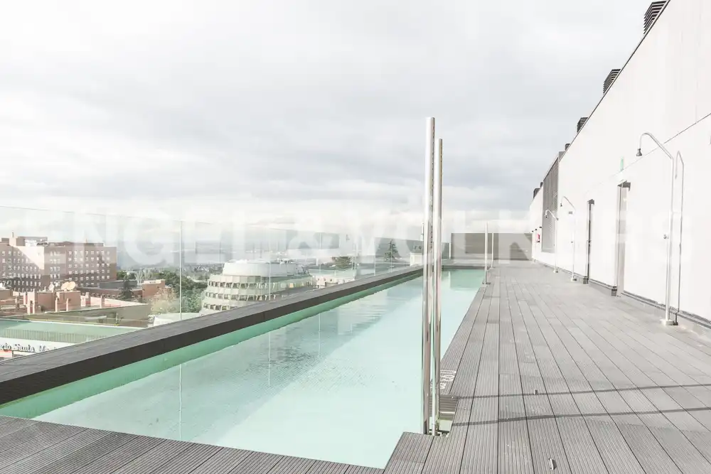 Swimming pool of Flat for rent in  Madrid Capital  with Air Conditioner, Heating and Parquet flooring