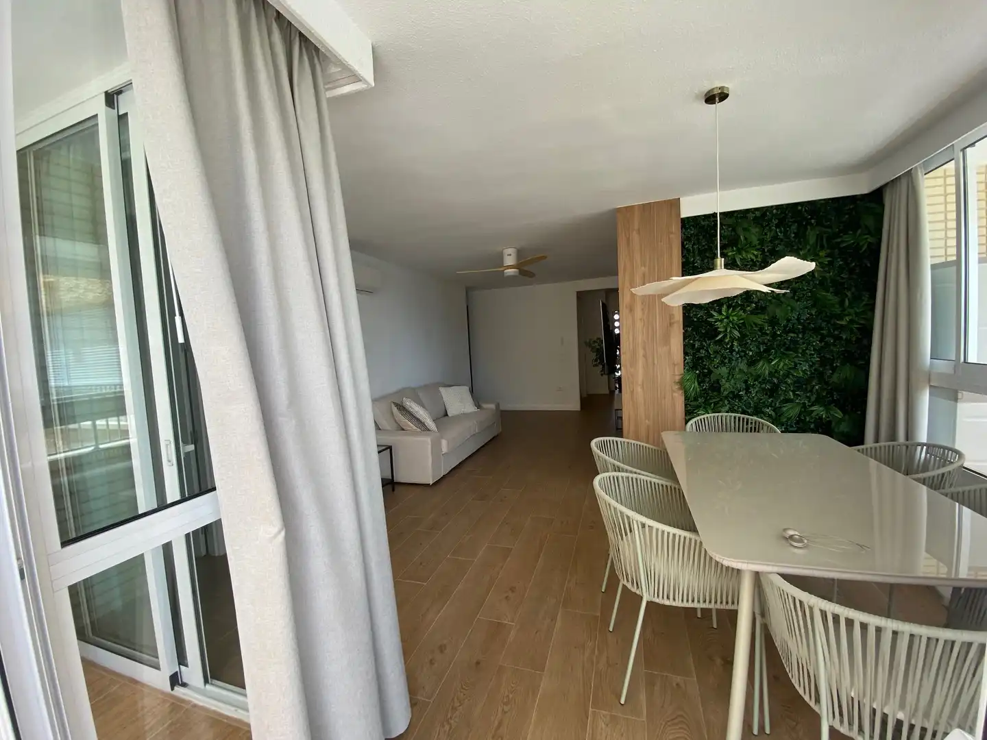 Sala de estar de Piso de alquiler en Alicante / Alacant con Aire acondicionado, Calefacción y Jardín privado