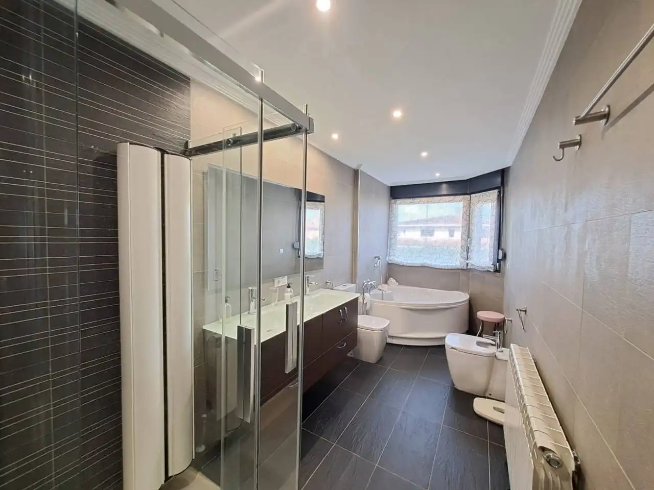 Baño de Casa adosada en venta en Castrillo del Val con Calefacción, Jardín privado y Parquet