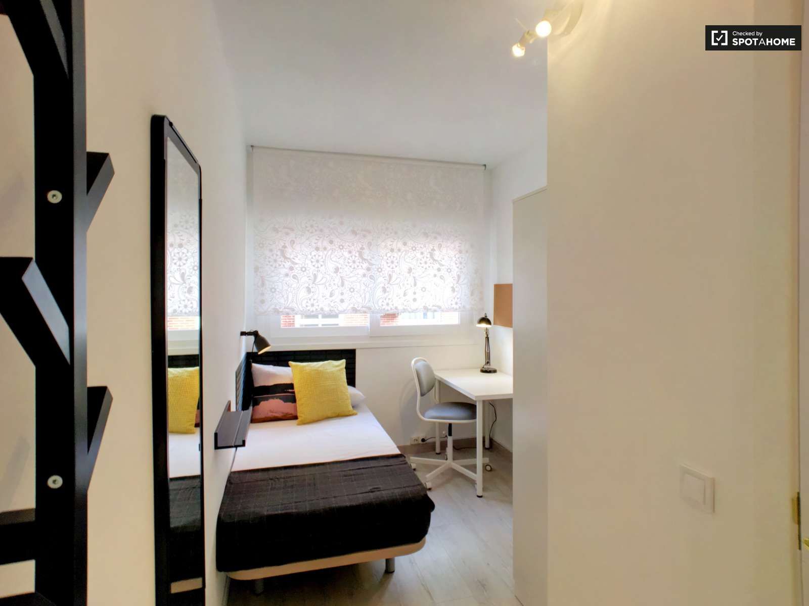 Bedroom of Flat to share in  Madrid Capital  with Air Conditioner, Heating and Terrace