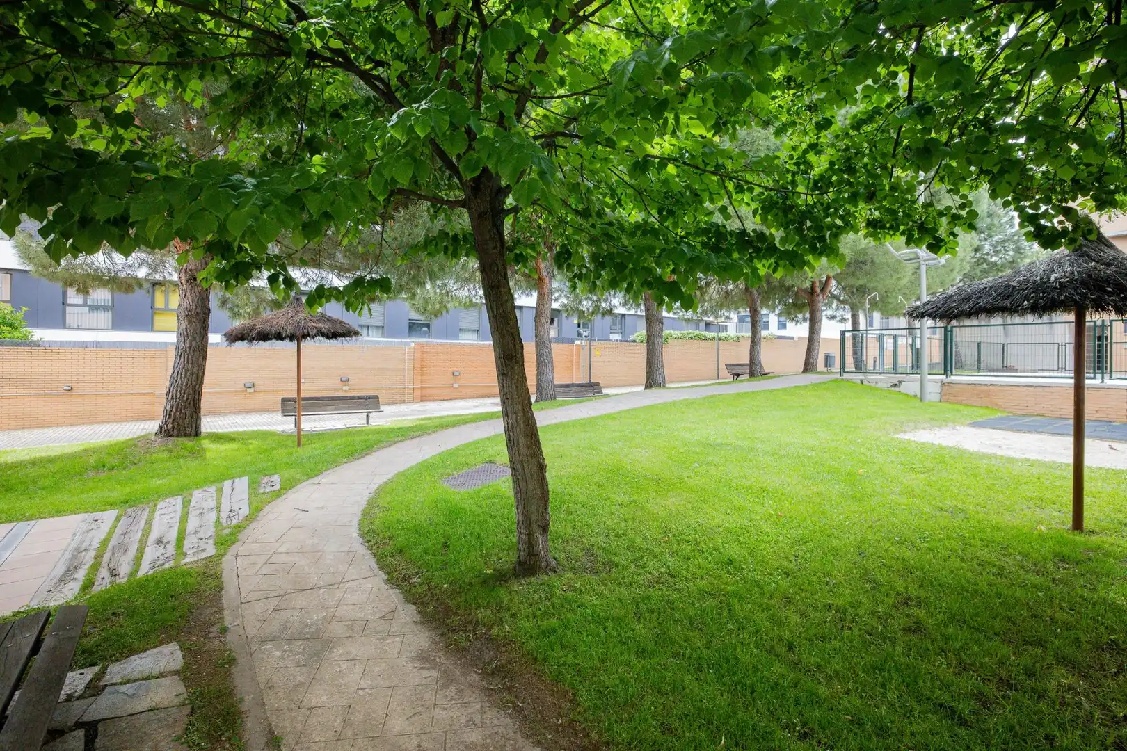 Vista exterior de Planta baja en venta en Madrid con Calefacción, Jardín privado y Piscina comunitaria