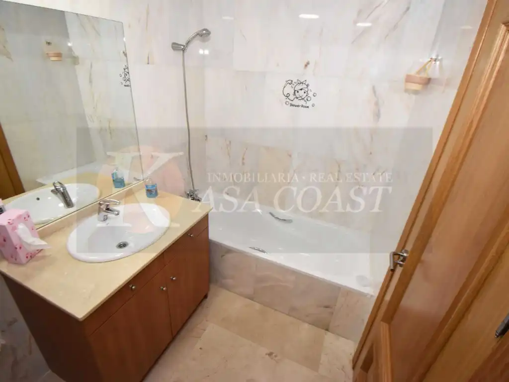 Bathroom of Flat for sale in Mijas  with Air Conditioner, Private garden and Terrace