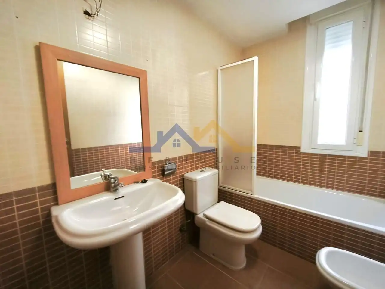 Badezimmer von Wohnung zum Verkauf in Ontígola mit Klimaanlage, Heizung und Privatgarten