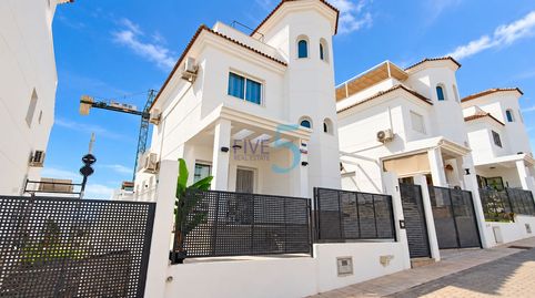 Villa de 2 dormitorios totalmente renovada orientada al sureste, con solario privado y piscina comunal, La Marina! Situada en una