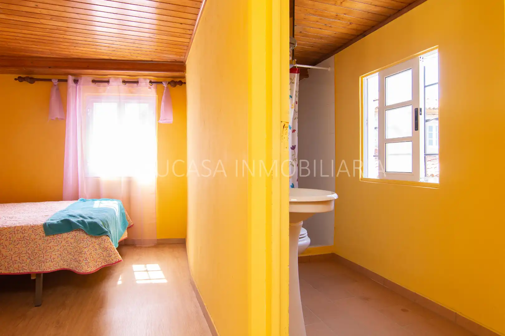 Schlafzimmer von Einfamilien-Reihenhaus zum Verkauf in Carral mit Heizung, Privatgarten und Abstellraum