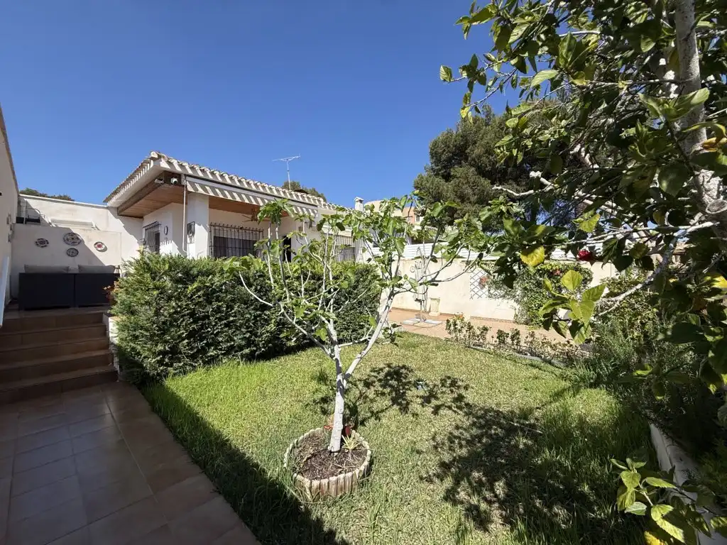 Jardí de Casa o xalet en venda en Orihuela amb Aire condicionat, Moblat i Rentadora