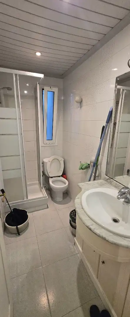 Bathroom of Flat for share in Barcelona  with Heating, Parquet flooring and Furnished