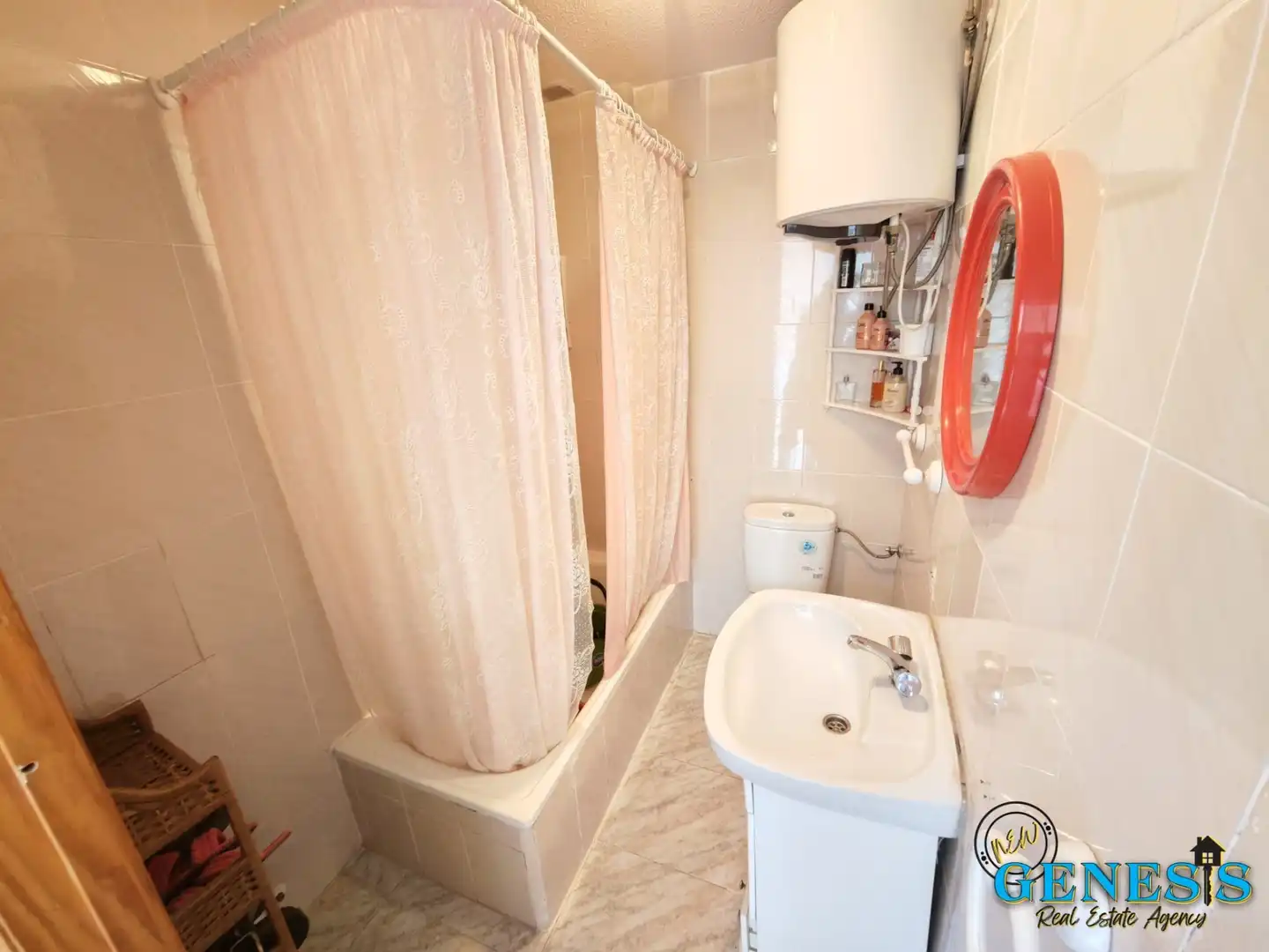 Baño de Apartamento en venta en Guardamar del Segura con Amueblado, Horno y Lavadora