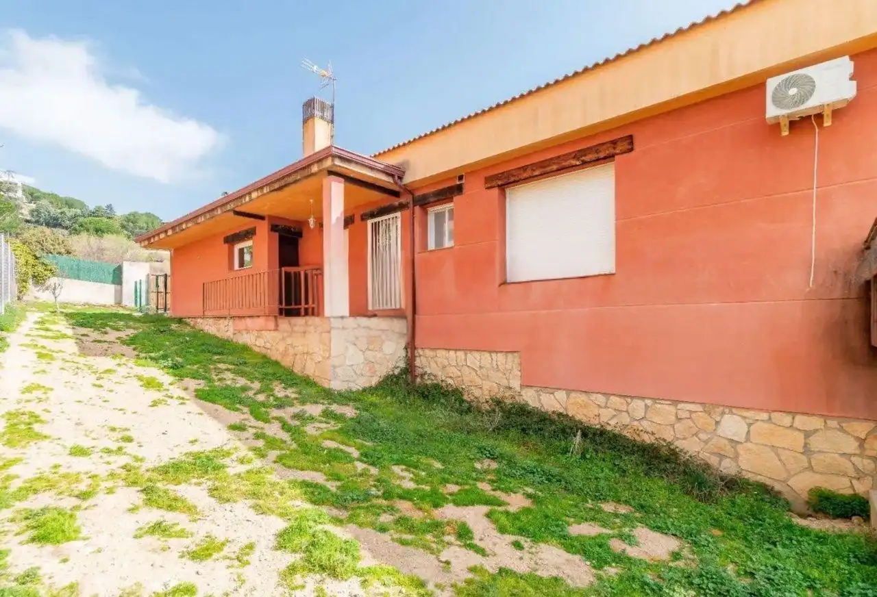 Vista exterior de Casa o chalet en venta en Robledo de Chavela con Aire acondicionado, Calefacción y Jardín privado