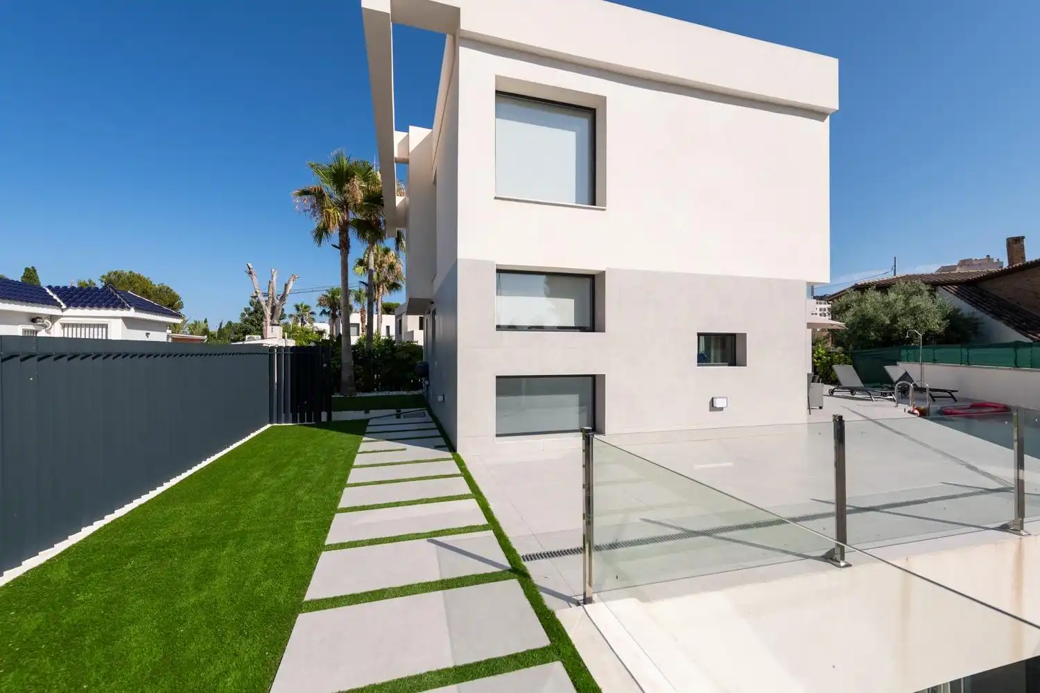 Außenansicht von Haus oder Chalet zur Miete in El Campello mit Klimaanlage, Privatgarten und Terrasse