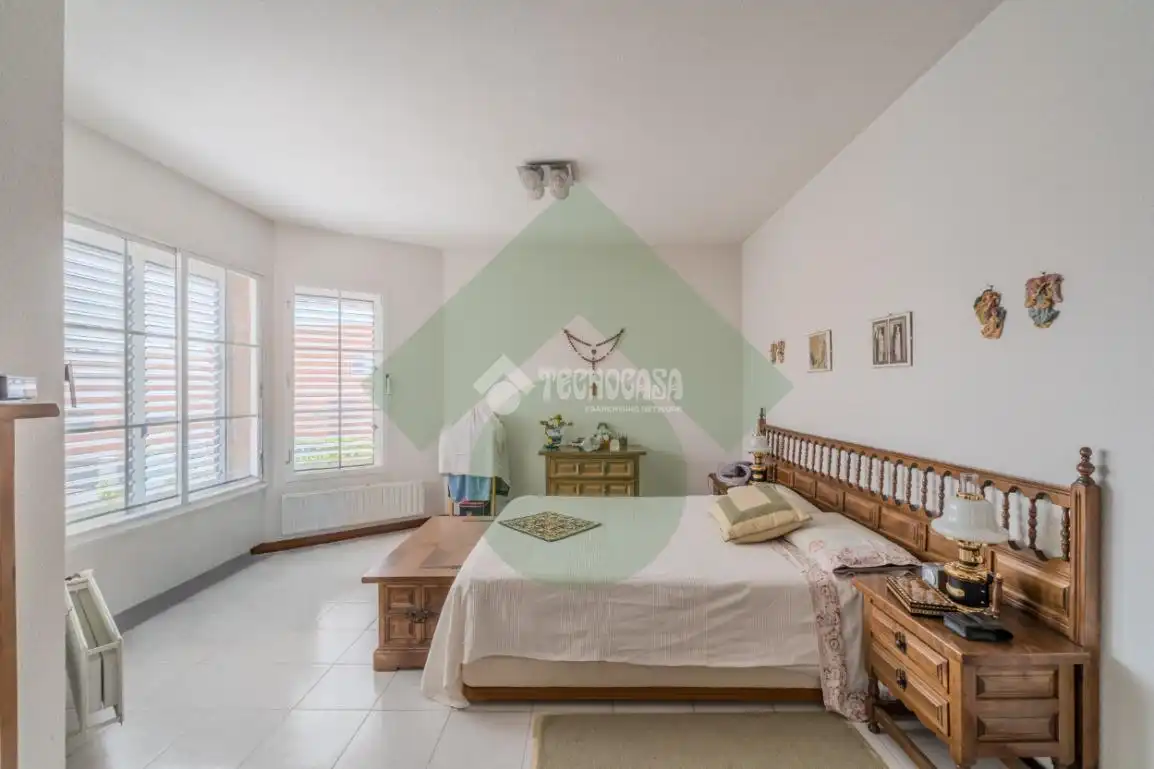 Dormitori de Casa adosada en venda en Griñón amb Calefacció, Piscina i Moblat