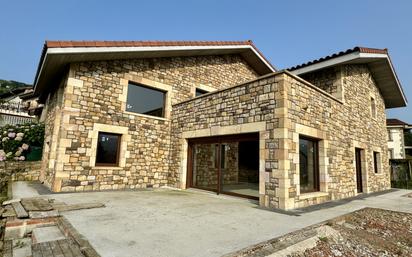 Vista exterior de Casa o xalet en venda en Villacarriedo amb Terrassa