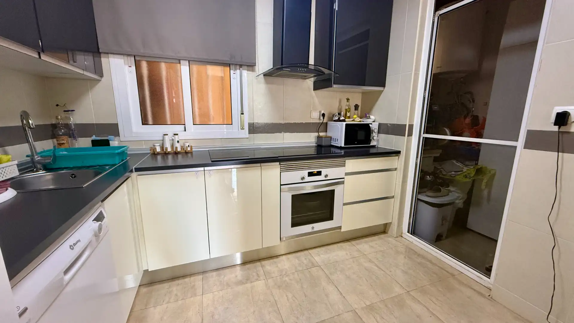 Cocina de Piso en venta en Roquetas de Mar con Terraza, Amueblado y Piscina comunitaria