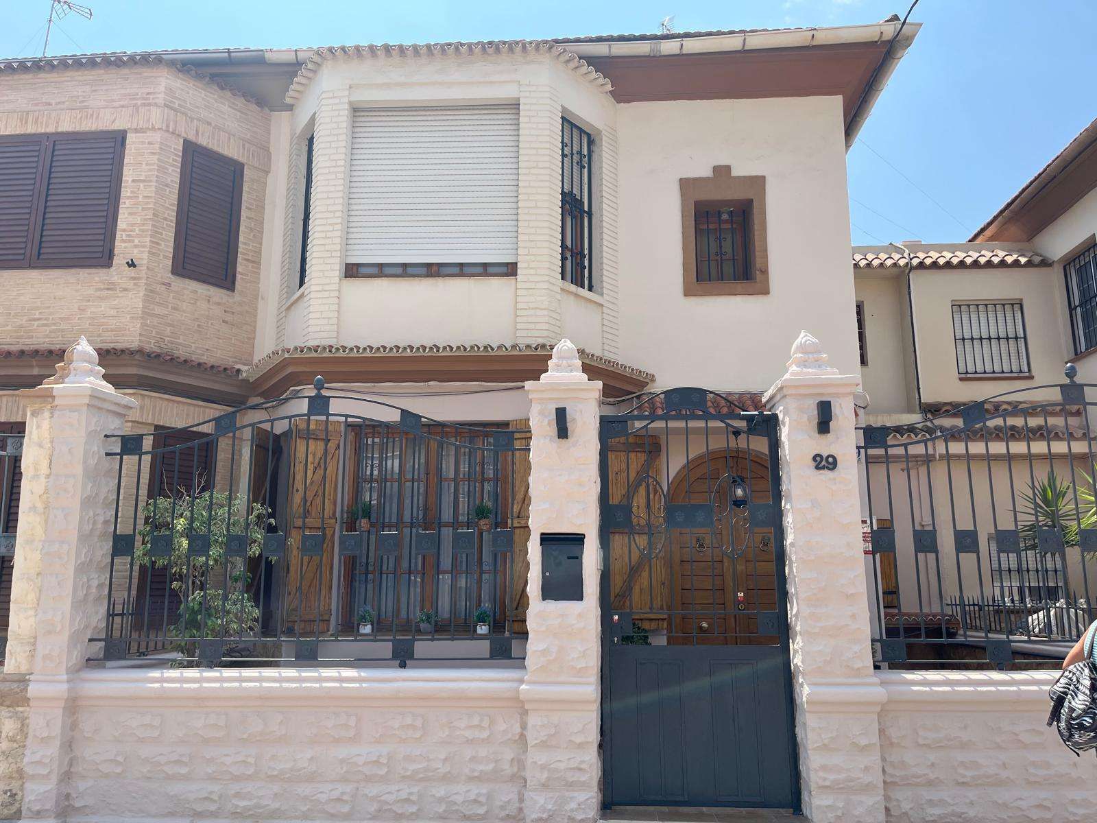 Exterior view of Apartment for share in  Valencia Capital  with Air Conditioner, Terrace and Furnished