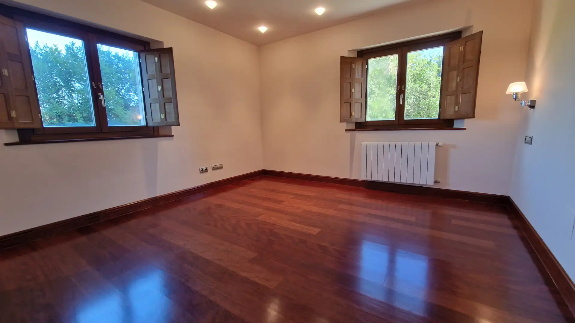 Menjador de Casa o xalet en venda en Gijón  amb Calefacció, Jardí privat i Parquet
