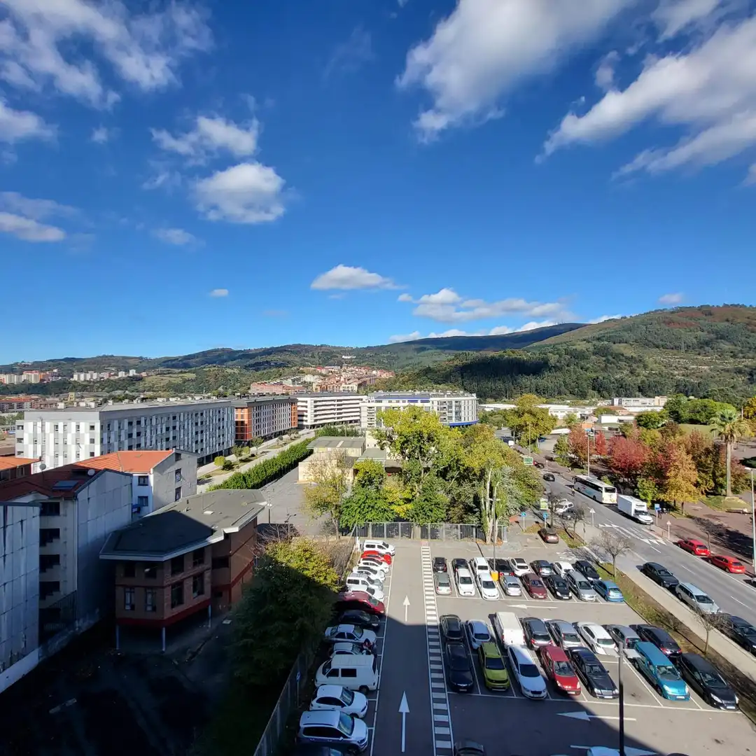 Vista exterior de Piso en venta en Basauri  con Calefacción, Terraza y Trastero