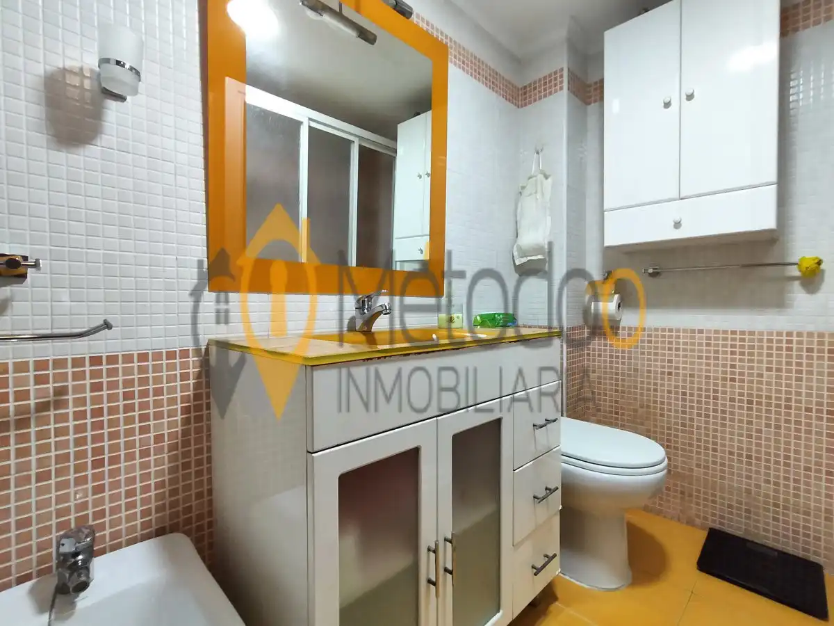 Bathroom of Flat for sale in Sevilla  with Air Conditioner, Heating and Furnished
