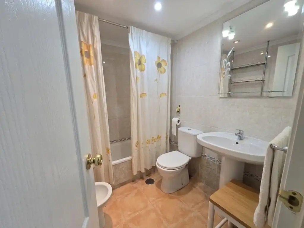 Badezimmer von Wohnung zum Verkauf in Rincón de la Victoria mit Klimaanlage, Terrasse und Abstellraum