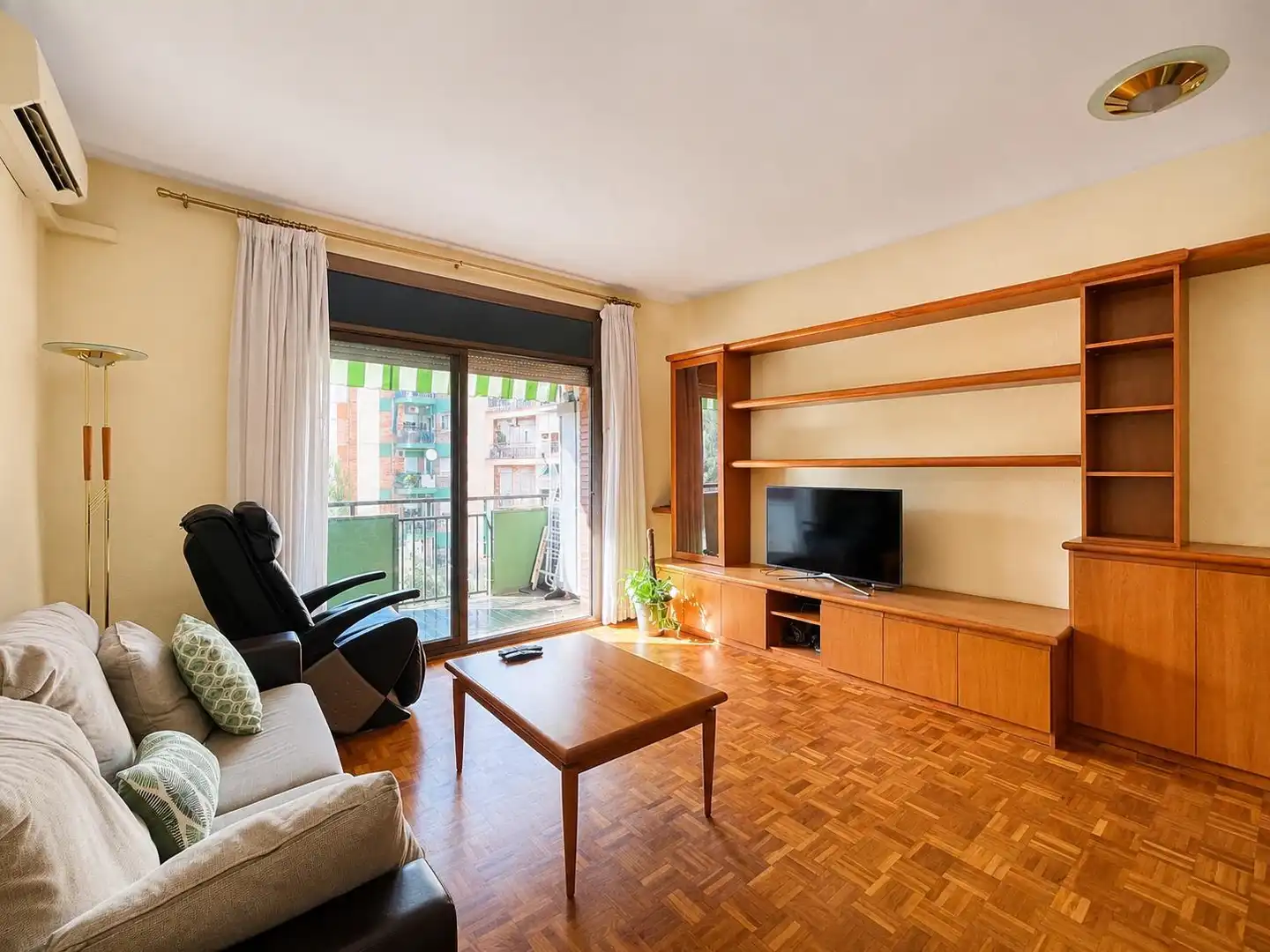 Wohnzimmer von Wohnung zum Verkauf in Esplugues de Llobregat mit Klimaanlage, Parkett und Terrasse