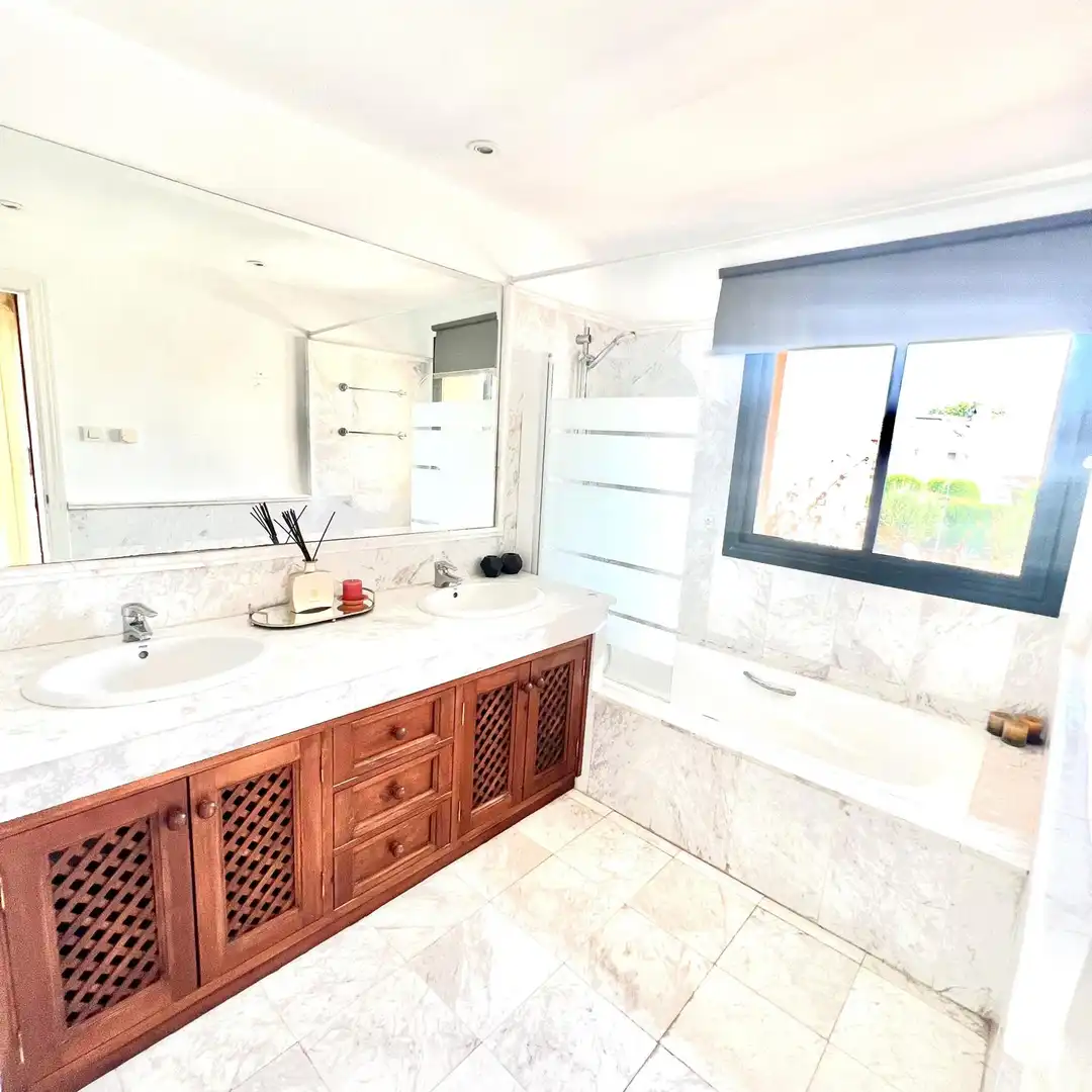 Badezimmer von Dachboden zur Miete in Estepona mit Klimaanlage, Terrasse und Schwimmbad