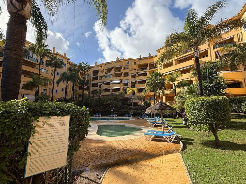 Vista exterior de Apartament de lloguer en Marbella amb Aire condicionat, Terrassa i Piscina