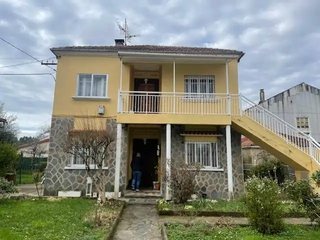Vista exterior de Casa o xalet en venda en O Carballiño   amb Calefacció, Jardí privat i Terrassa