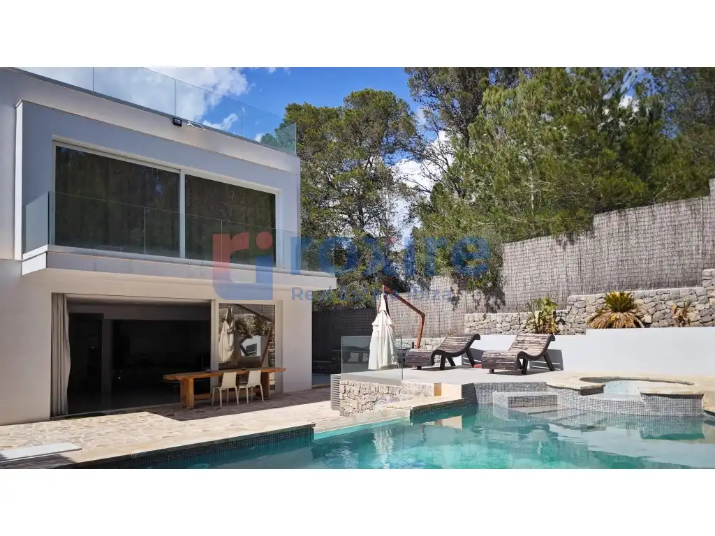 Vista exterior de Casa o xalet en venda en Santa Eulària des Riu amb Aire condicionat, Jardí privat i Terrassa