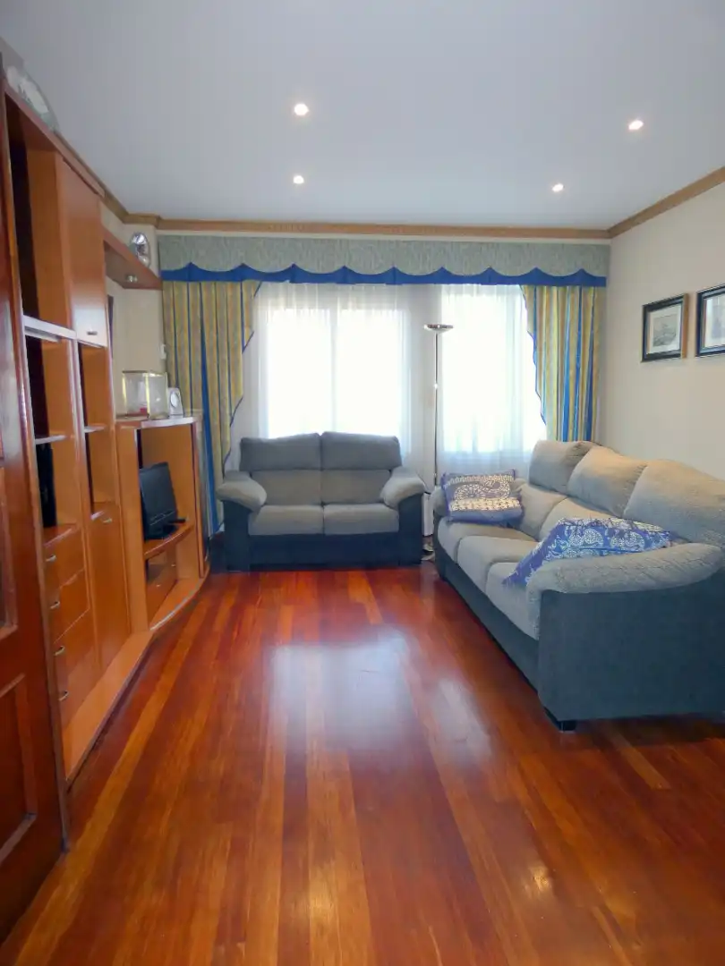 Sala d'estar de Pis en venda en Bilbao  amb Calefacció, Parquet i Moblat