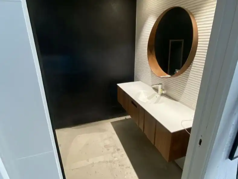 Baño de Local en venta en Marbella con Aire acondicionado, Calefacción y Alarma