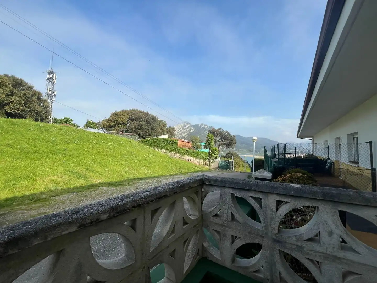 Vista exterior de Casa o chalet en venta en Castro-Urdiales con Calefacción, Terraza y Trastero