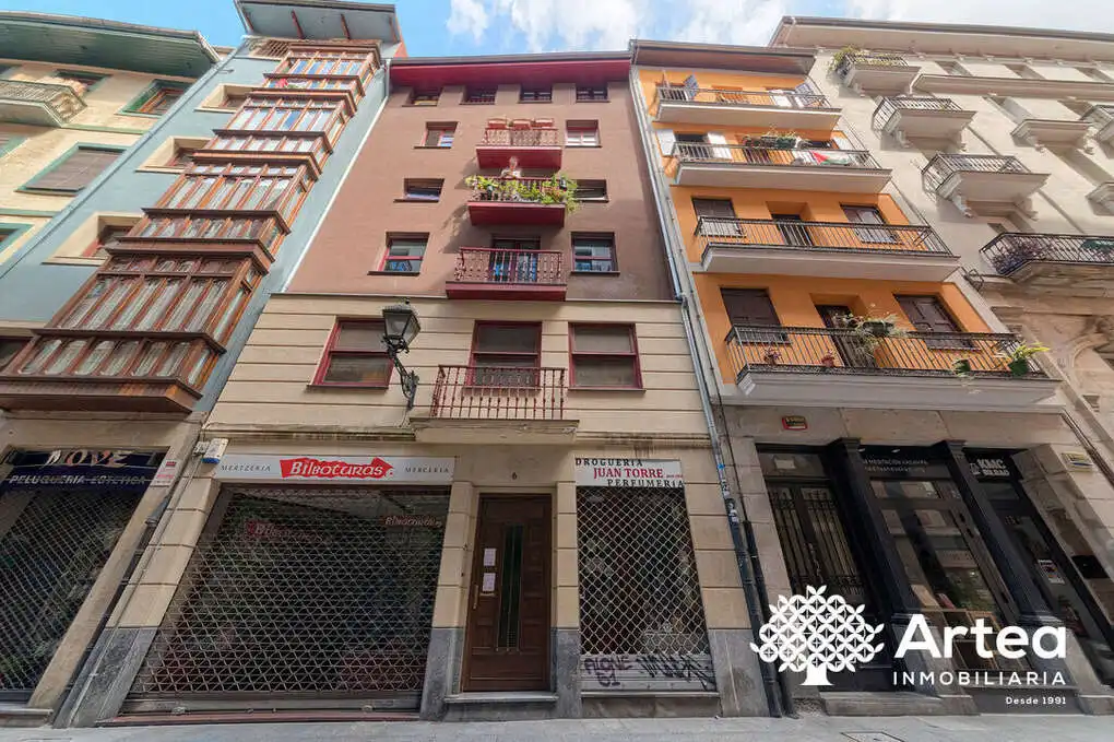 Vista exterior de Piso en venta en Bilbao  con Balcón y Alarma
