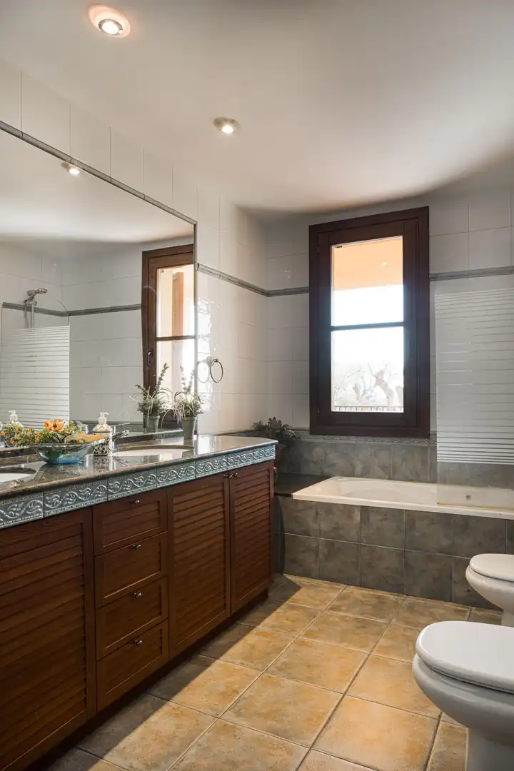 Baño de Finca rústica en venta en La Selva del Camp con Aire acondicionado, Jardín privado y Trastero