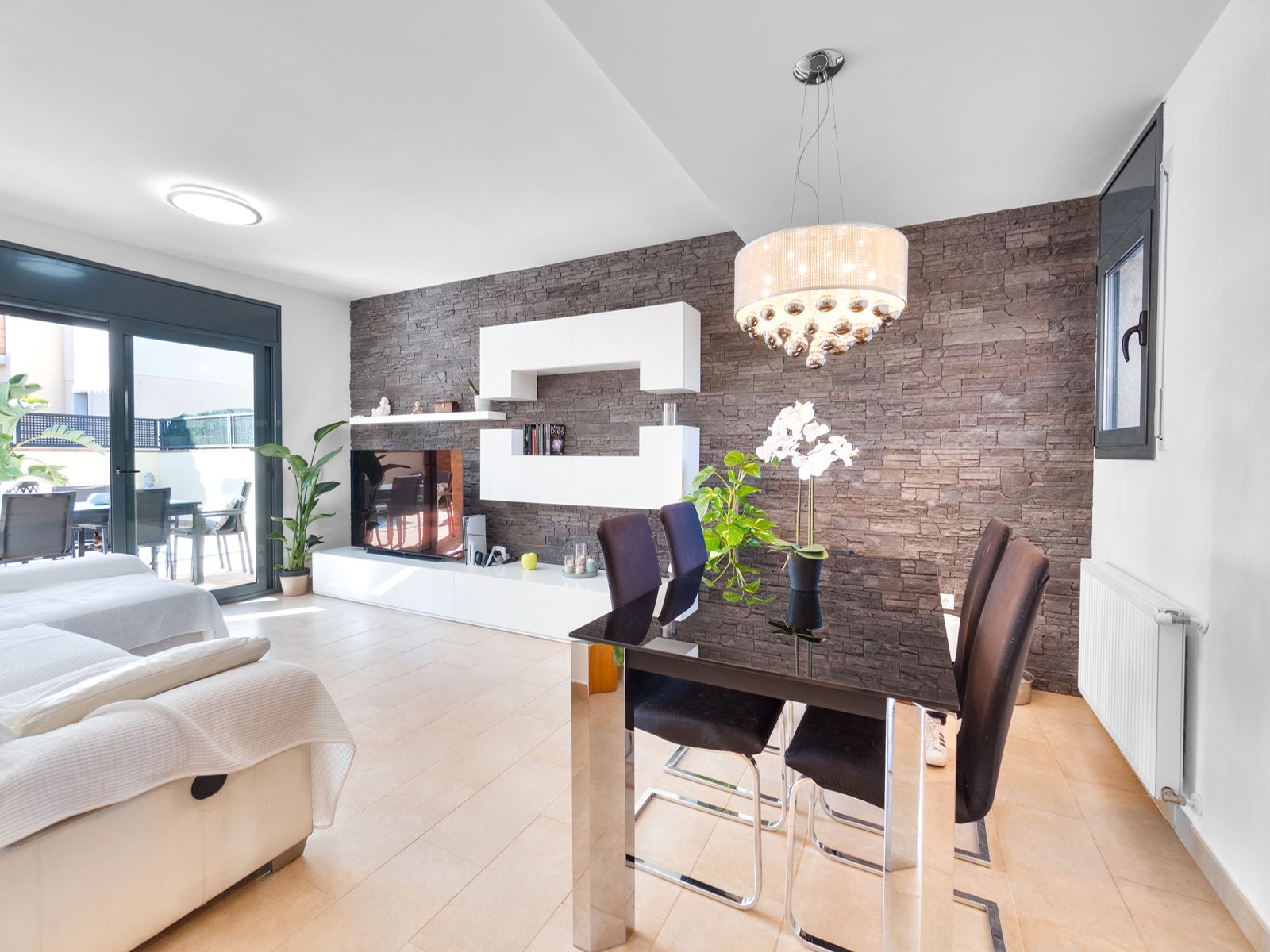 Sala d'estar de Casa o xalet en venda en Empuriabrava amb Calefacció, Jardí privat i Terrassa