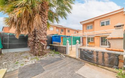 Exterior view of Single-family semi-detached for sale in Casarrubios del Monte  with Air Conditioner, Heating and Private garden