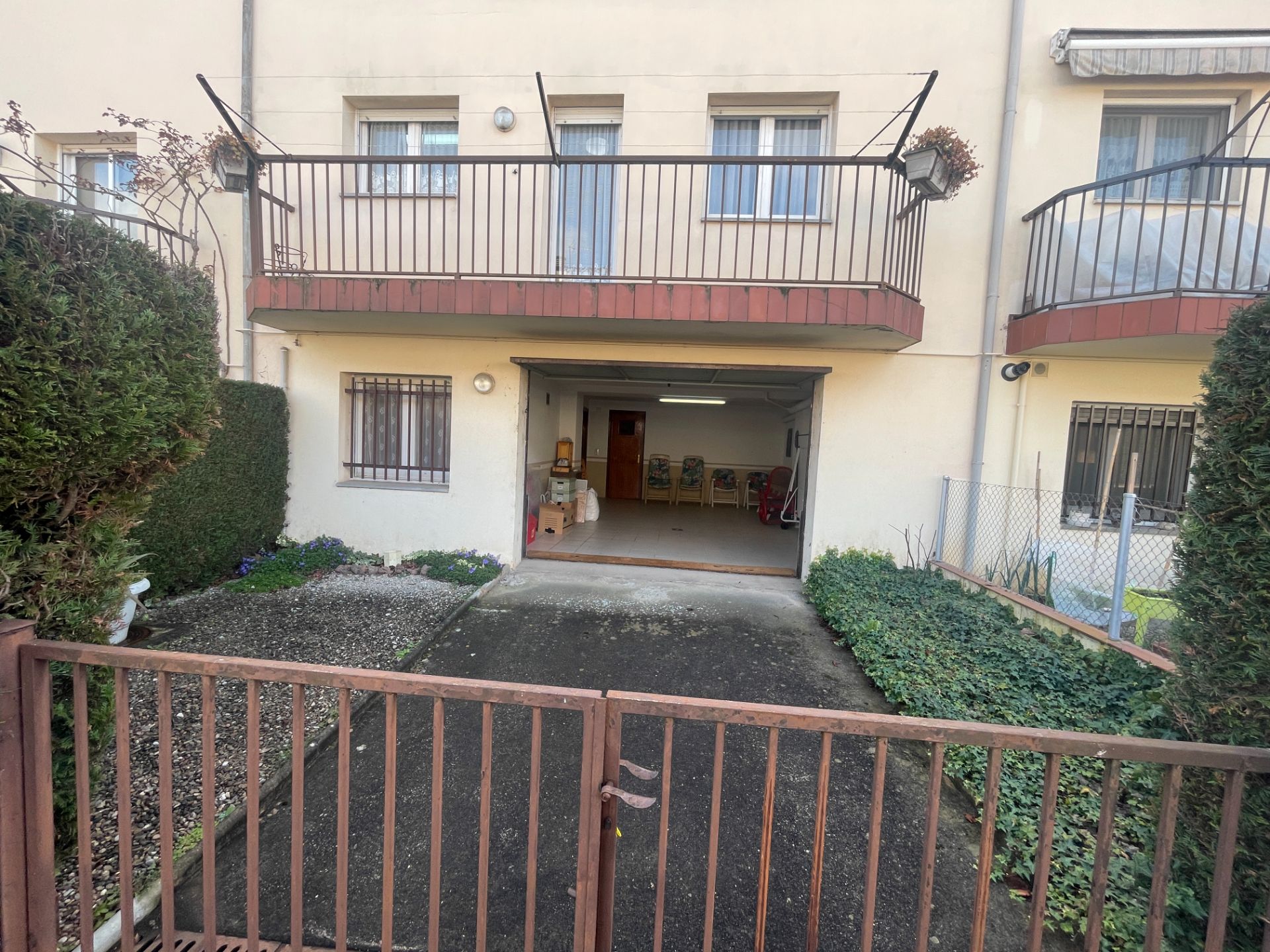 Vista exterior de Casa adosada en venda en Olot amb Calefacció, Terrassa i Balcó
