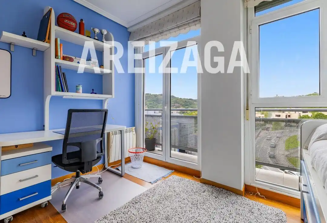 Habitación de Piso en venta en Donostia - San Sebastián  con Calefacción, Terraza y Trastero