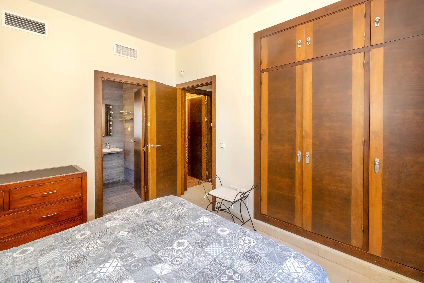 Dormitori de Casa o xalet en venda en Marbella amb Aire condicionat, Jardí privat i Terrassa