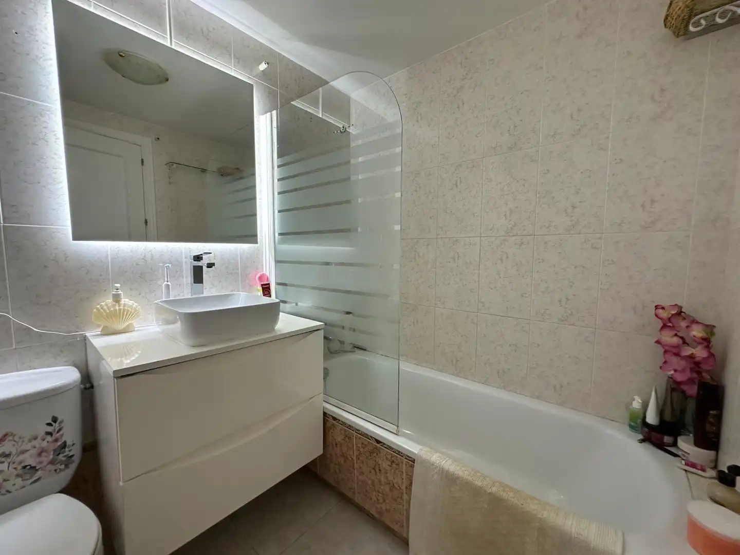 Bathroom of Flat for sale in Marbella  with Air Conditioner, Furnished and Balcony