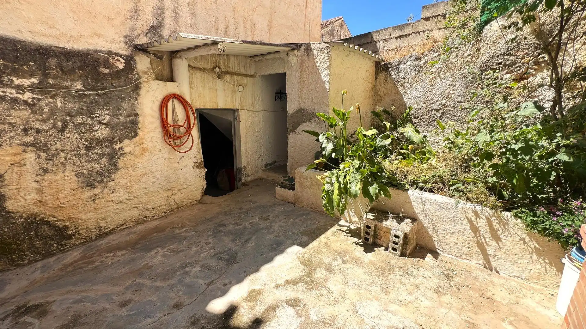 Außenansicht von Einfamilien-Reihenhaus zum Verkauf in Padul mit Terrasse, Abstellraum und Möbliert