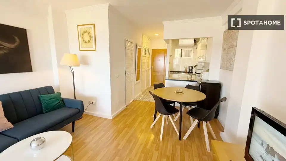 Menjador de Apartament per a compartir en Torremolinos amb Aire condicionat, Calefacció i Terrassa