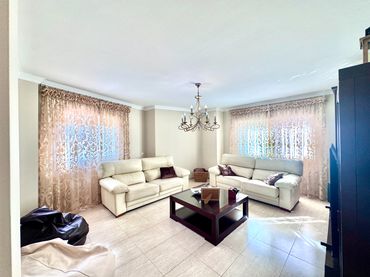 Casa bifamiliare con balcone in vendita a Calle Sagitario