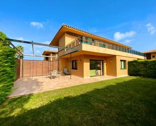 Vista exterior de Apartament en venda en Navata amb Aire condicionat, Calefacció i Jardí privat