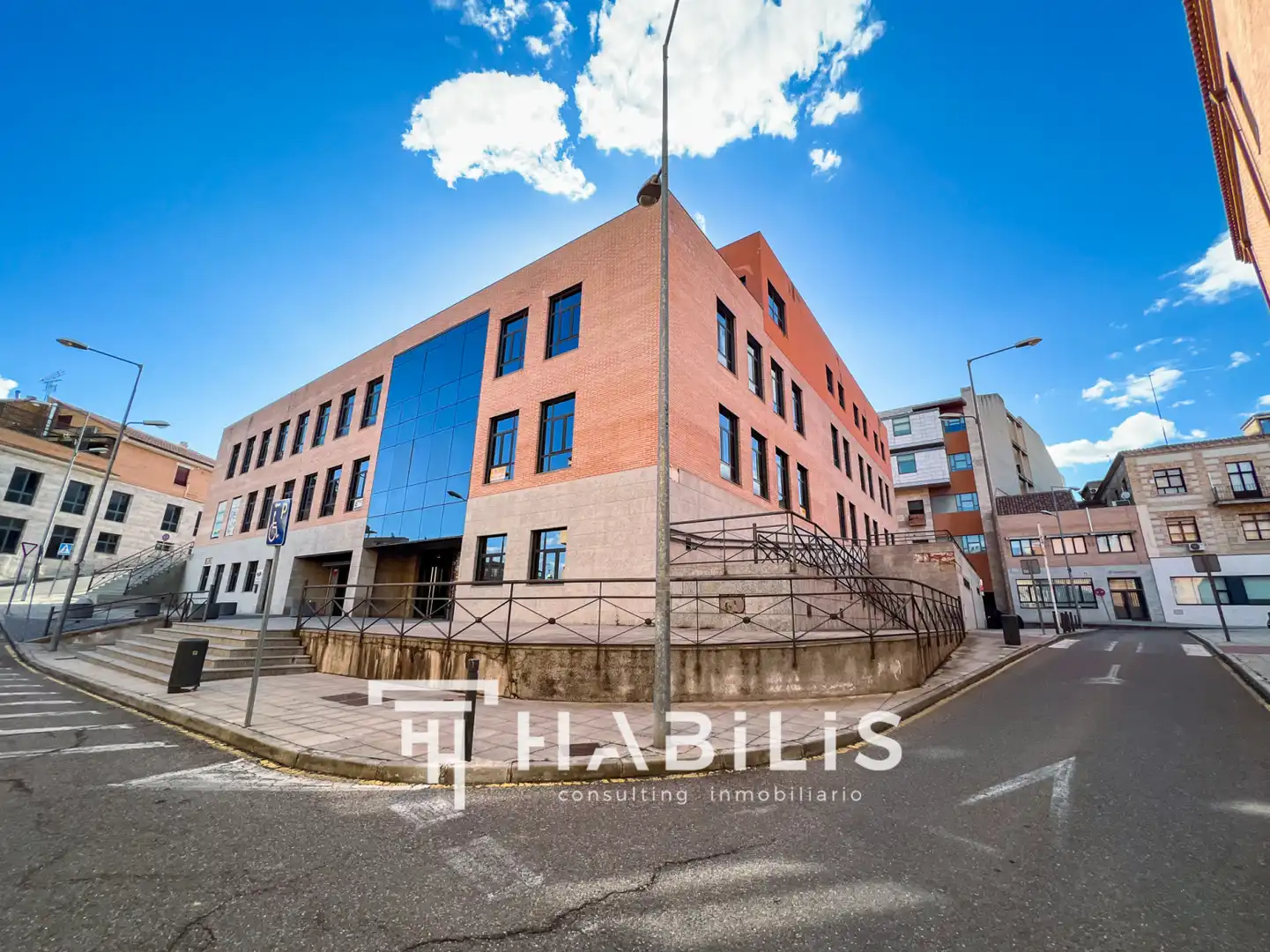 Vista exterior de Oficina en venda en Toledo amb Calefacció