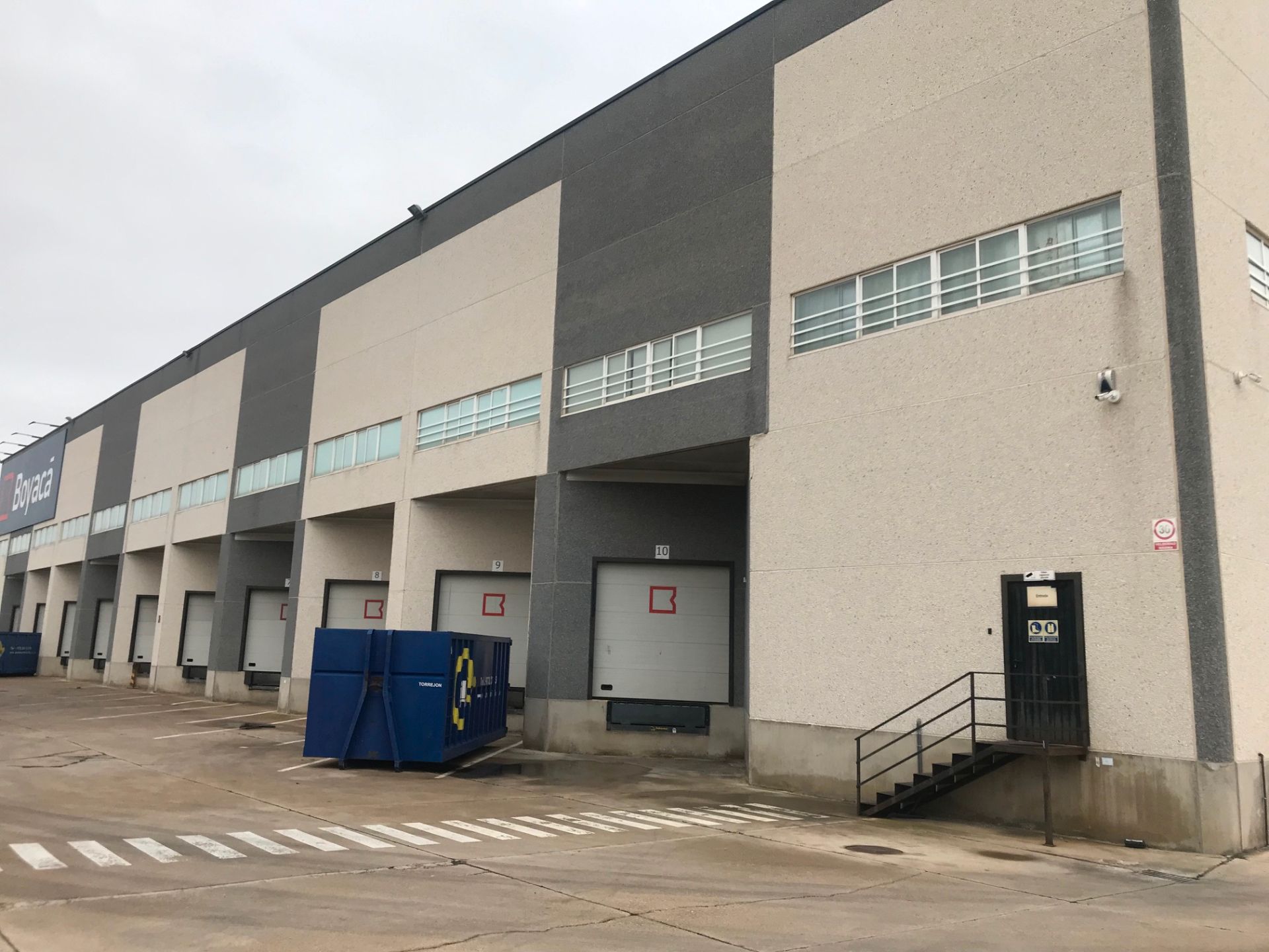 Vista exterior de Nau industrial de lloguer en Alovera amb Calefacció i Alarma