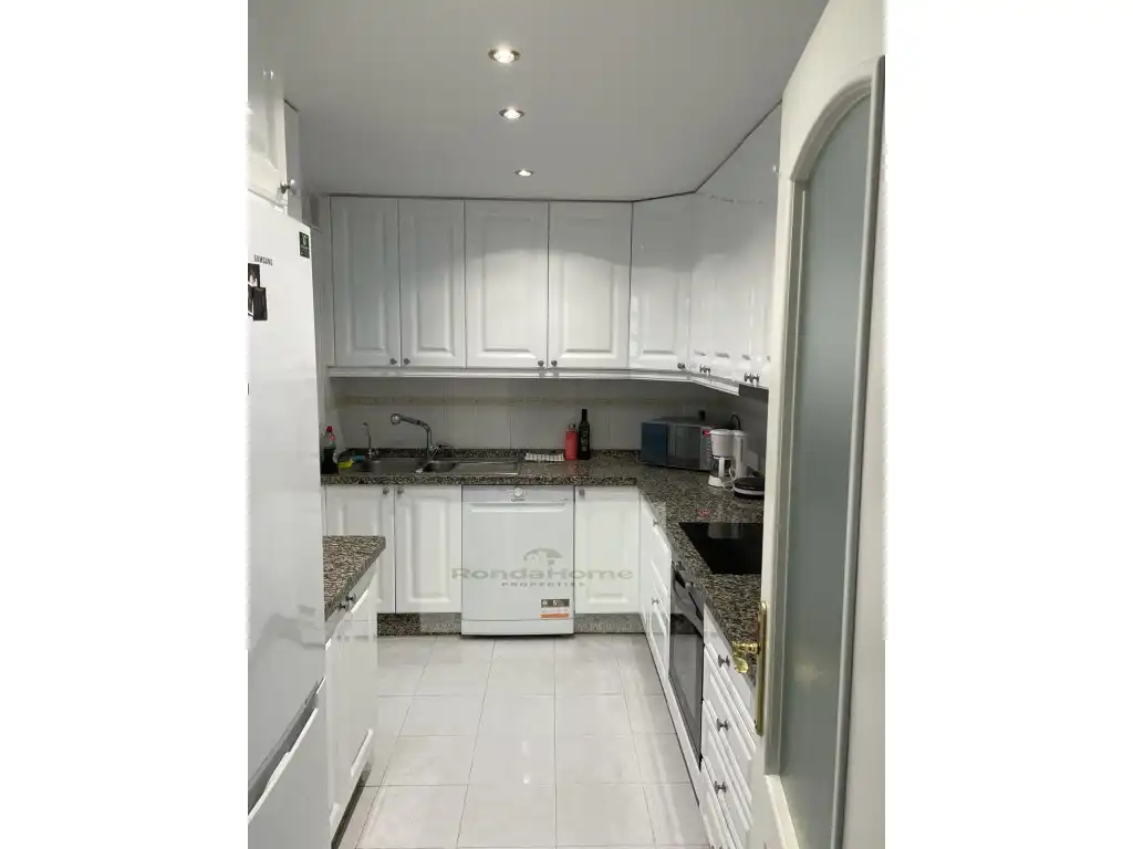 Cocina de Piso de alquiler en Marbella con Terraza y Piscina