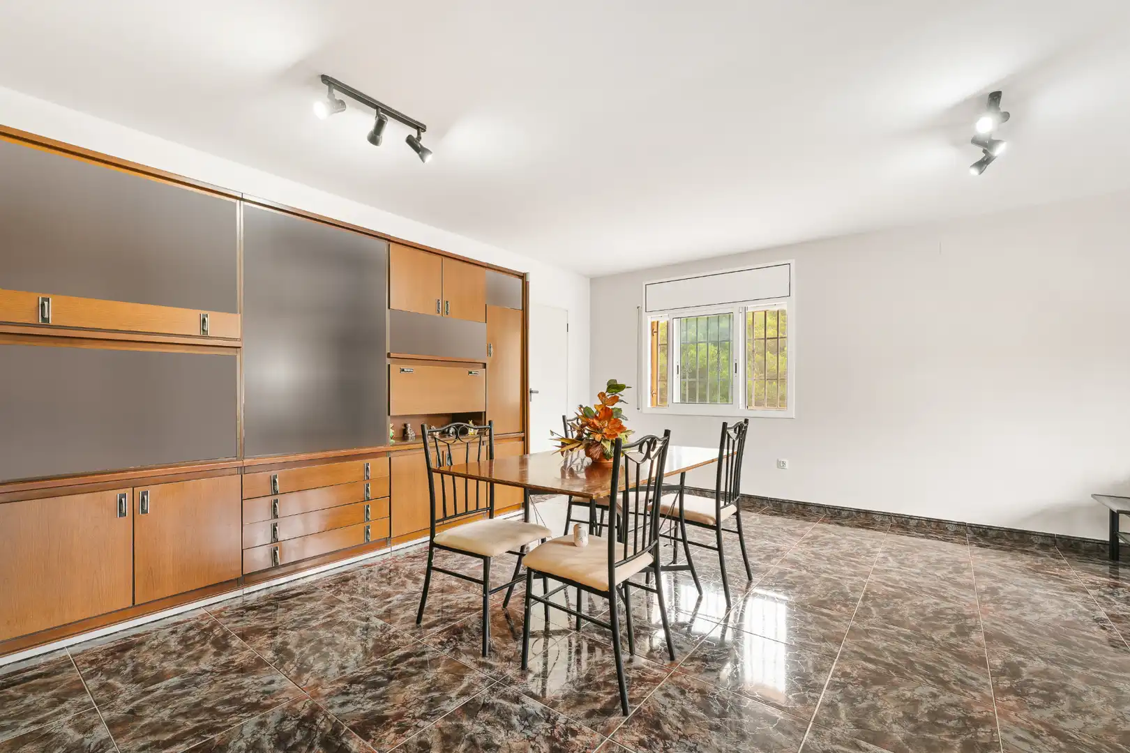 Menjador de Casa o xalet en venda en Castellet i la Gornal amb Jardí privat, Terrassa i Moblat