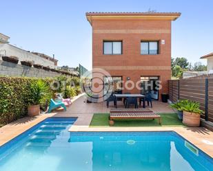 Vista exterior de Casa adosada en venda en Els Pallaresos amb Calefacció, Jardí privat i Terrassa