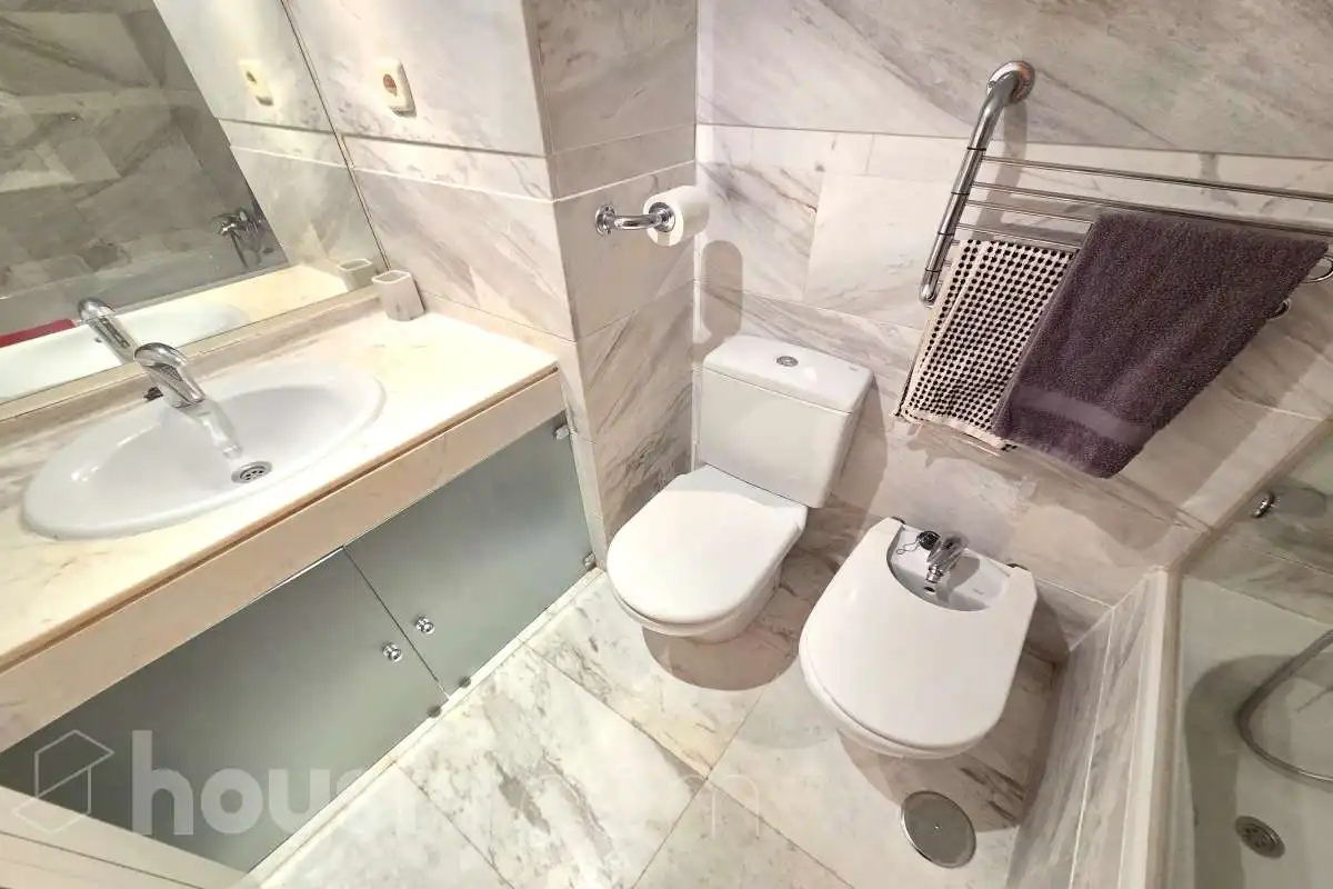 Bathroom of Flat for rent in Madrid  with Air Conditioner, Heating and Parquet flooring