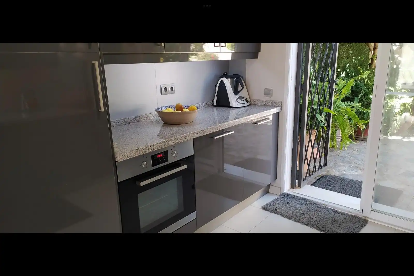 Cuina de Casa o xalet en venda en L'Alfàs del Pi amb Jardí privat i Terrassa