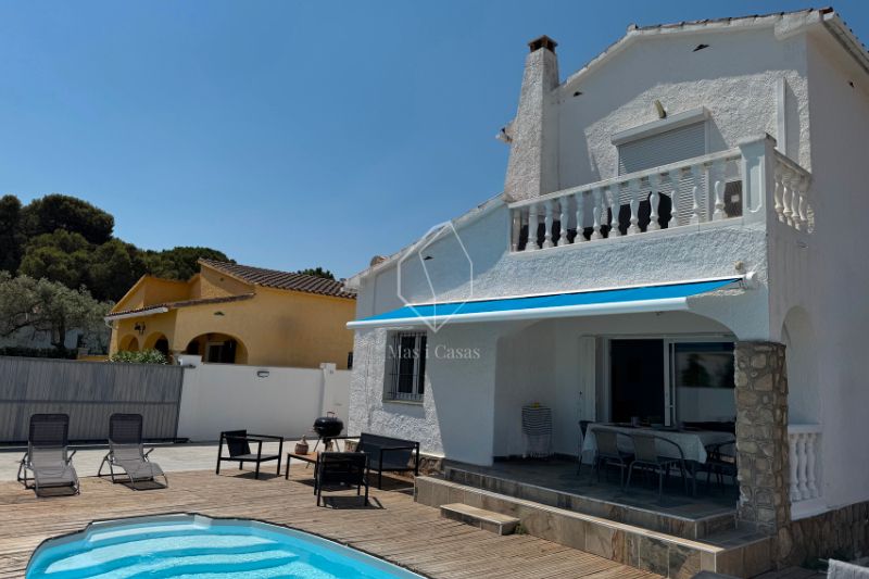 Vista exterior de Casa o xalet en venda en L'Escala amb Aire condicionat, Jardí privat i Parquet